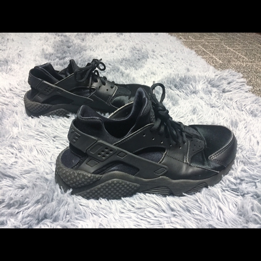 Black Nike Air Huaraches